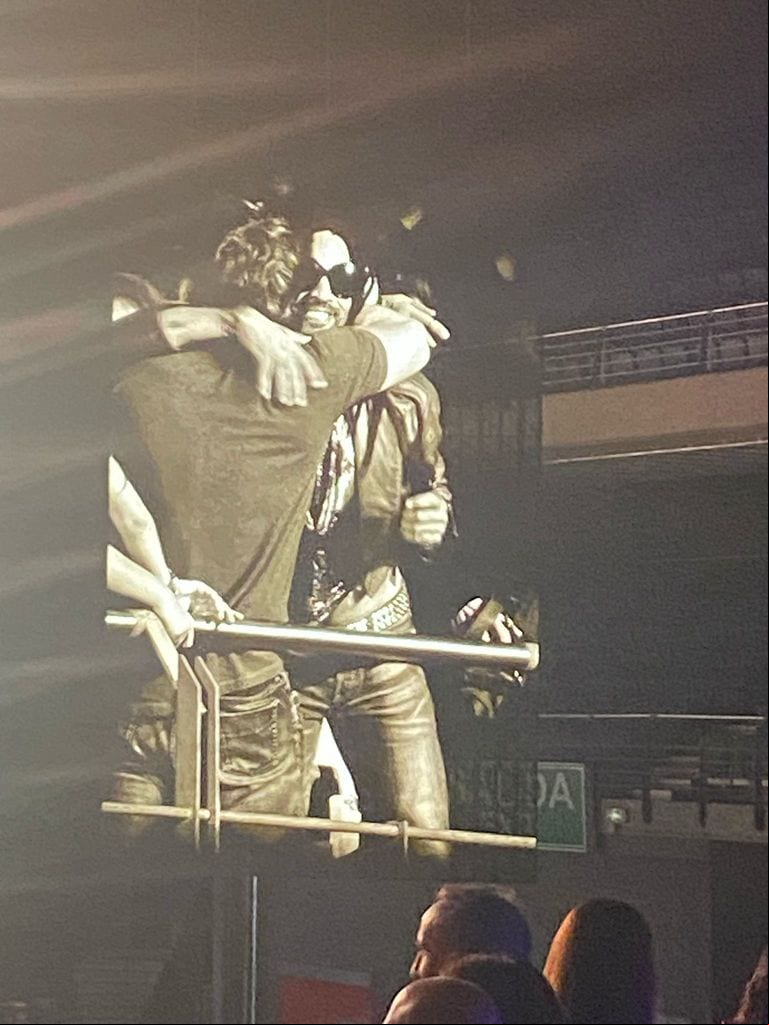 Javier Bardem abraza a Lenny Kravitz en el concierto que acaba de ofrecer en Madrid