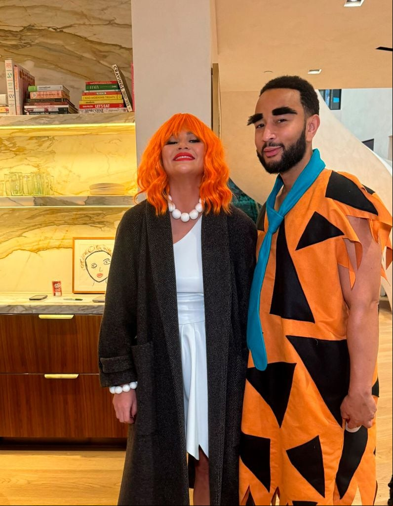 Plano medio de Chrissy Teigen y John Legend disfrazados de los Picapiedra en Halloween 2024