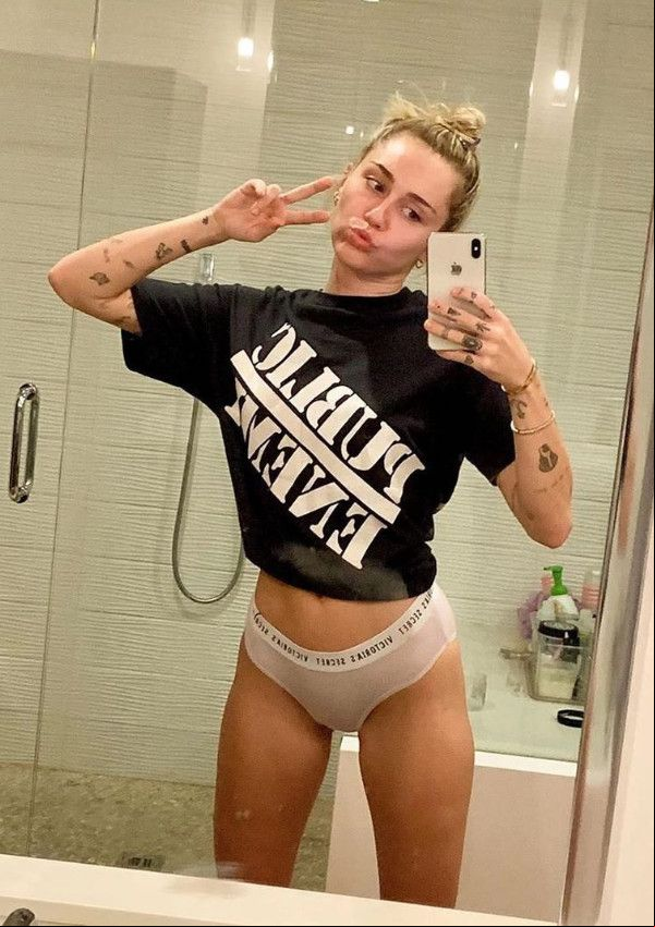 miley espejo selfie a