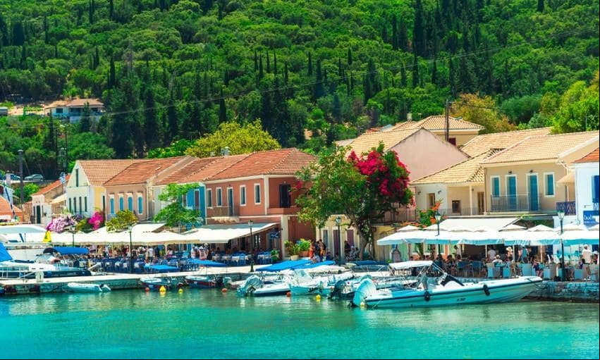 Embarcaciones en la bahía de Fiskardo, Grecia.