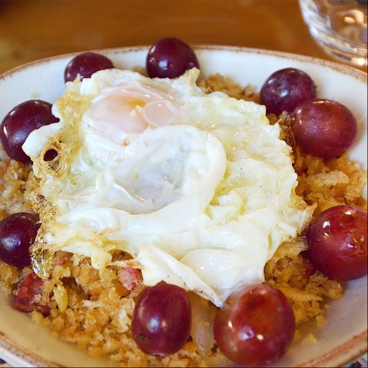 Migas con huevo y uvas