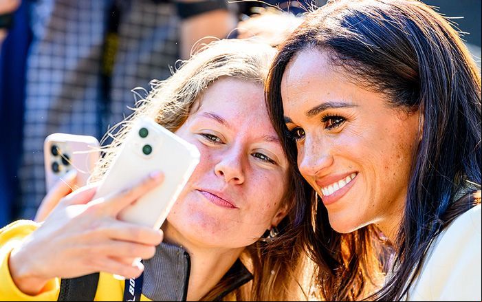 Meghan Markle haciendose selfies con fans