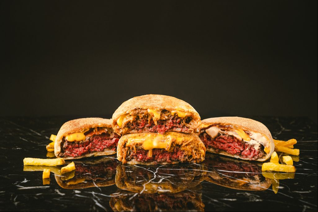 Envueltas en una masa de pan crujiente que se hornea al momento, las hamburguesas de Nunu Burger están elaboradas con carne de añojo a la parrilla.