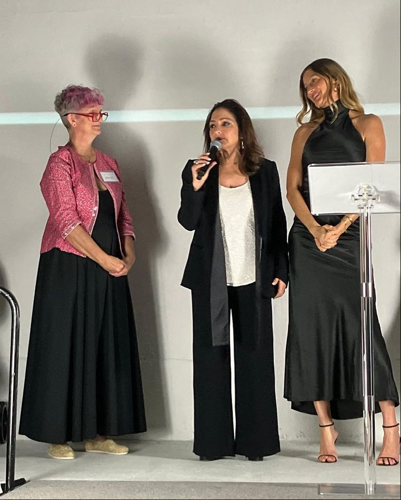 Gisele Bündchen  en el escenario con Constance Collins y otra responsable de la fundación