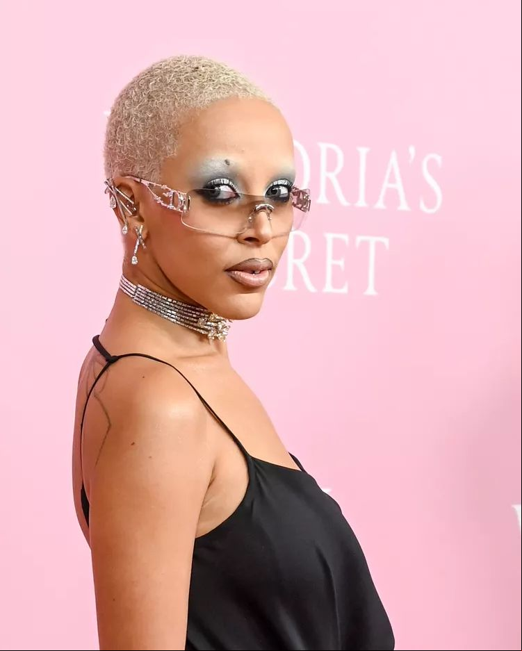 Plano medio de Doja Cat en un evento de Victoria's Secret con cejas degradadas