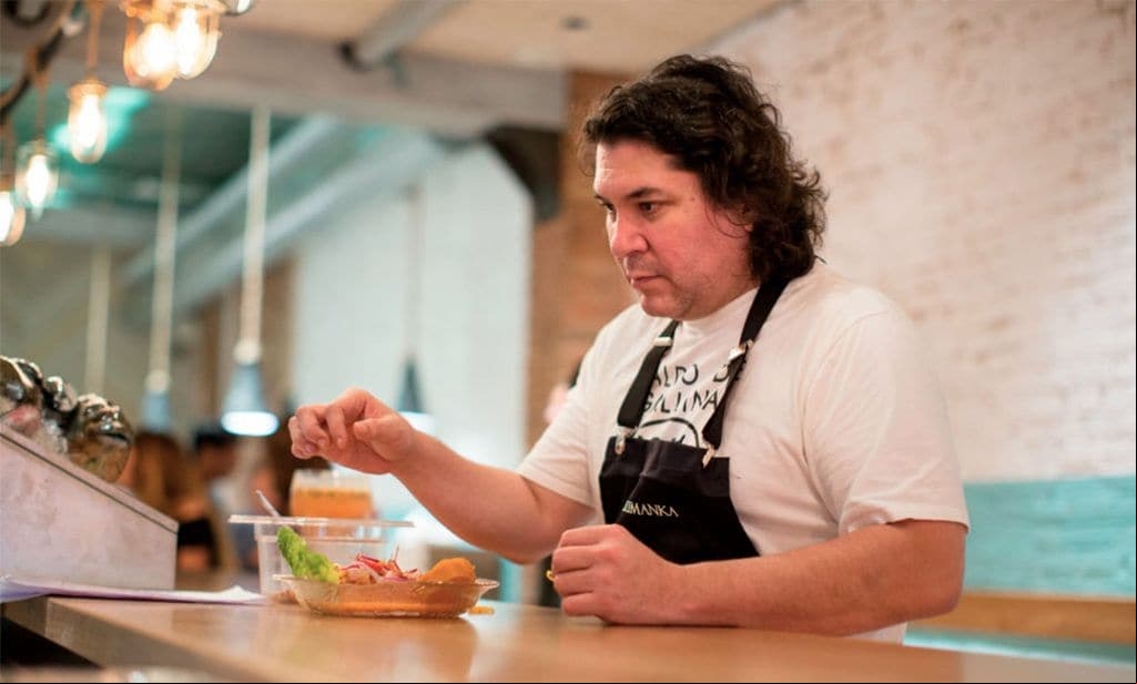 El cocinero peruano Gastón Acurio es un chef reconocido internacionalmente por sus proyectos tanto gastronómicos como solidarios y sostenibles.