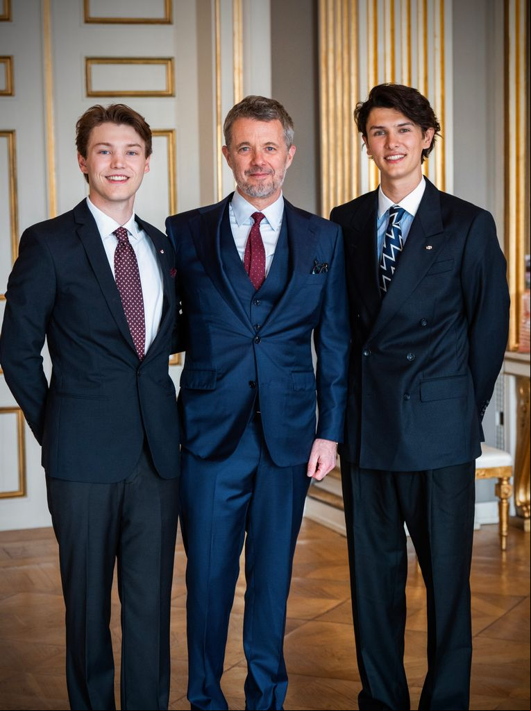 Nicolas y Felix de Dinamarca, condecorados por su tío el rey Federico de Dianmarca 