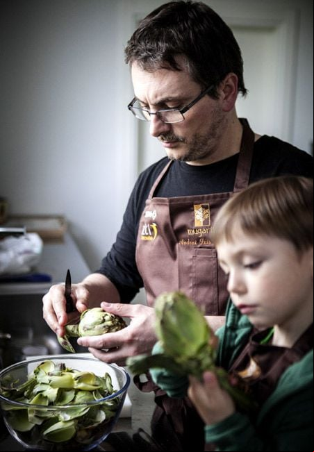 Cada día a las cinco de la tarde Andoni deja el restaurante y va a casa para cocinar para su familia. 'Es algo sagrado', asegura el chef, a quien vemos en la imagen con su hijo Haritz.
