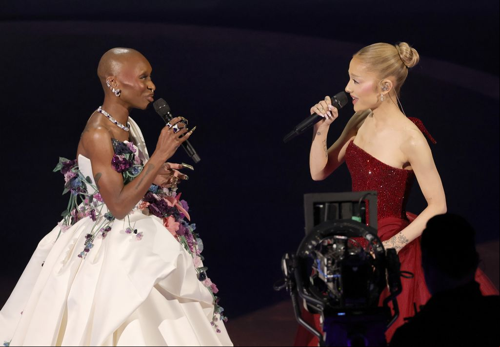 Cynthia Erivo y Ariana Grande actúan en los Oscar