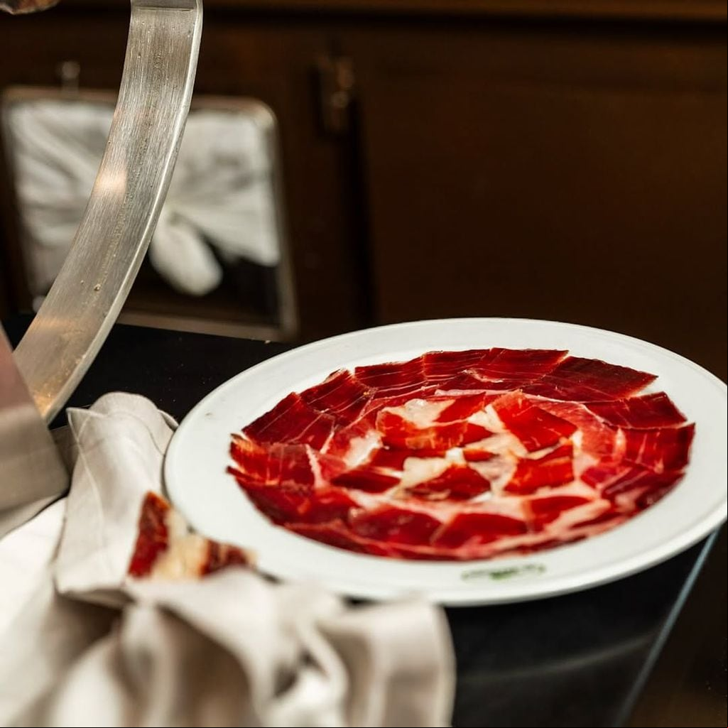 Tapeo y cocina andaluza desde 1985 es lo que propone El Espigón, entre cuyos platos destaca el jamón ibérico.
