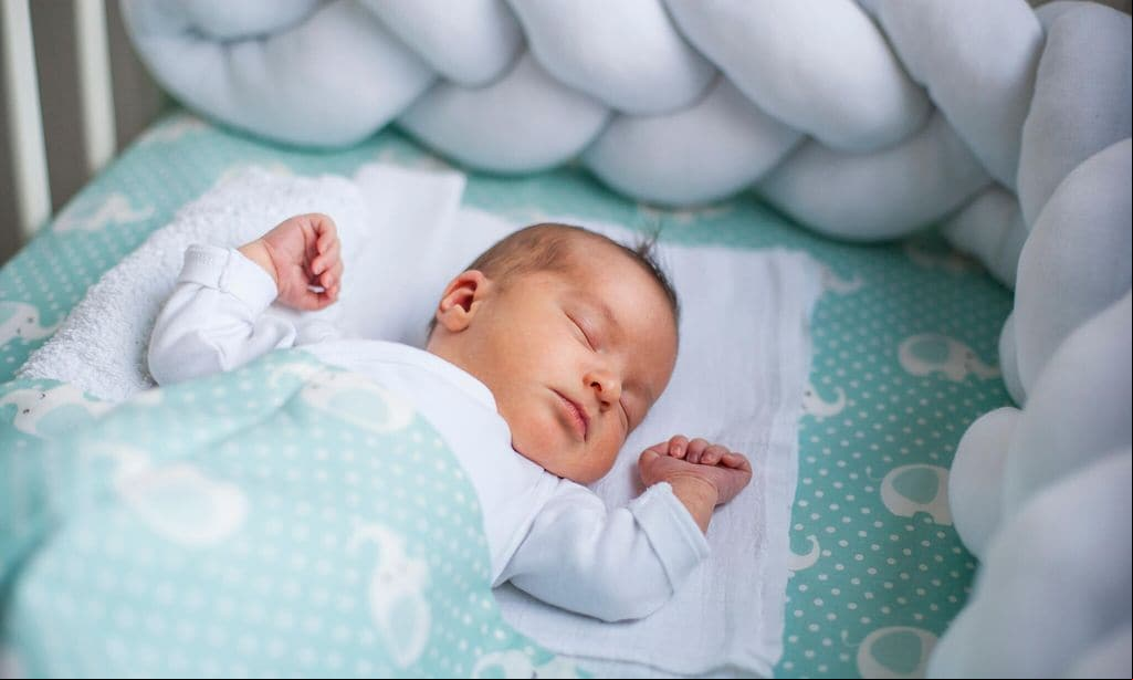 beb dormido pl cidamente en su cuna