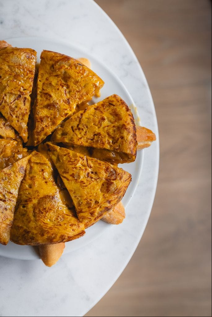 En Juana La Loca hacen la tortilla con una cocción muy lenta de las patatas en aceite de gran calidad.