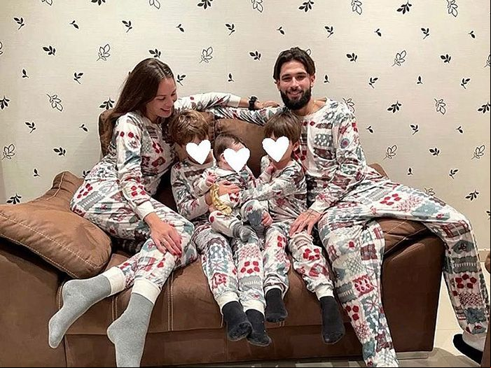 Jessica Bueno con sus hijos y Jota Peleteiro 