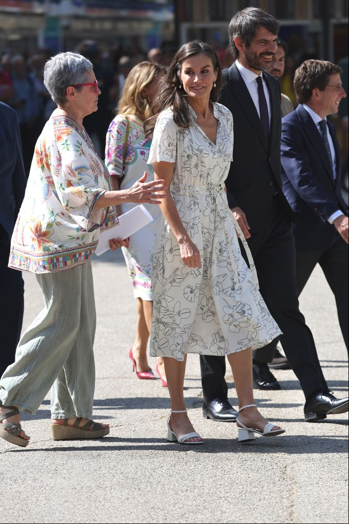 El último giro inesperado en los looks de la reina Letizia: un vestido de flores que marca cintura y perlas en la Feria del Libro/en Madrid La reina Letizia cambia de registro por un vestido de flores ligero que marca cintura tras una semana de looks de alto impacto