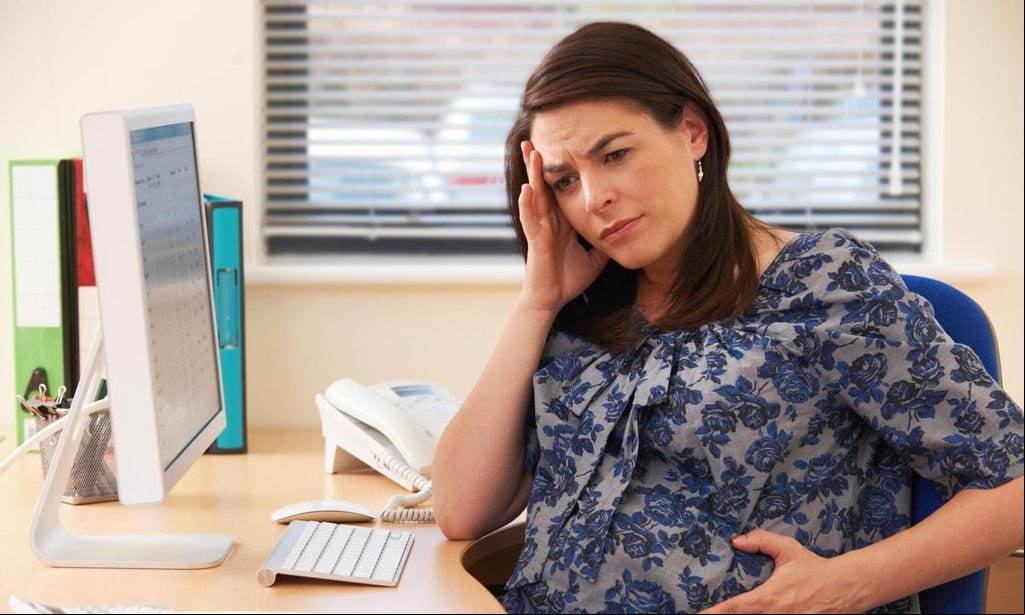 mujer embarazada estresada en el trabajo