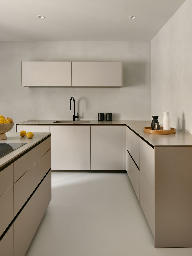 Cocina con paredes y suelos en microcemento, de estética moderna y minimalista