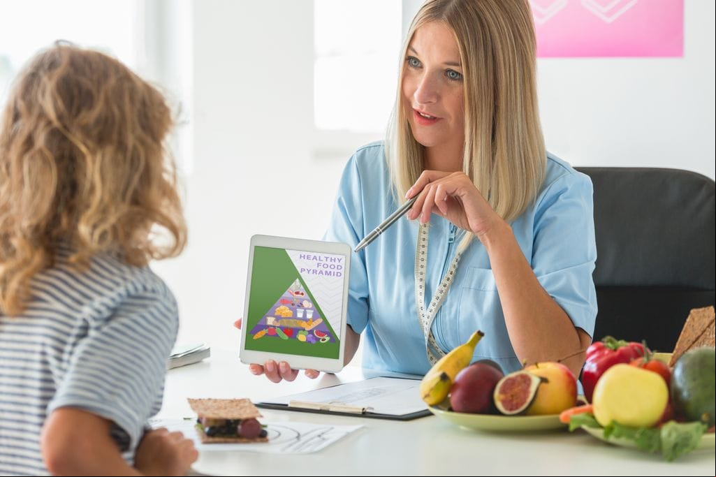 Terapeuta con una niña con TCA en consulta