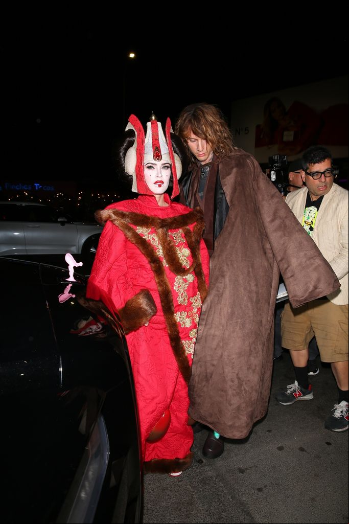 Plano entero de Megan Fox y Machine Gun Kelly disfrazados de personajes de Star Wars en Halloween 2024