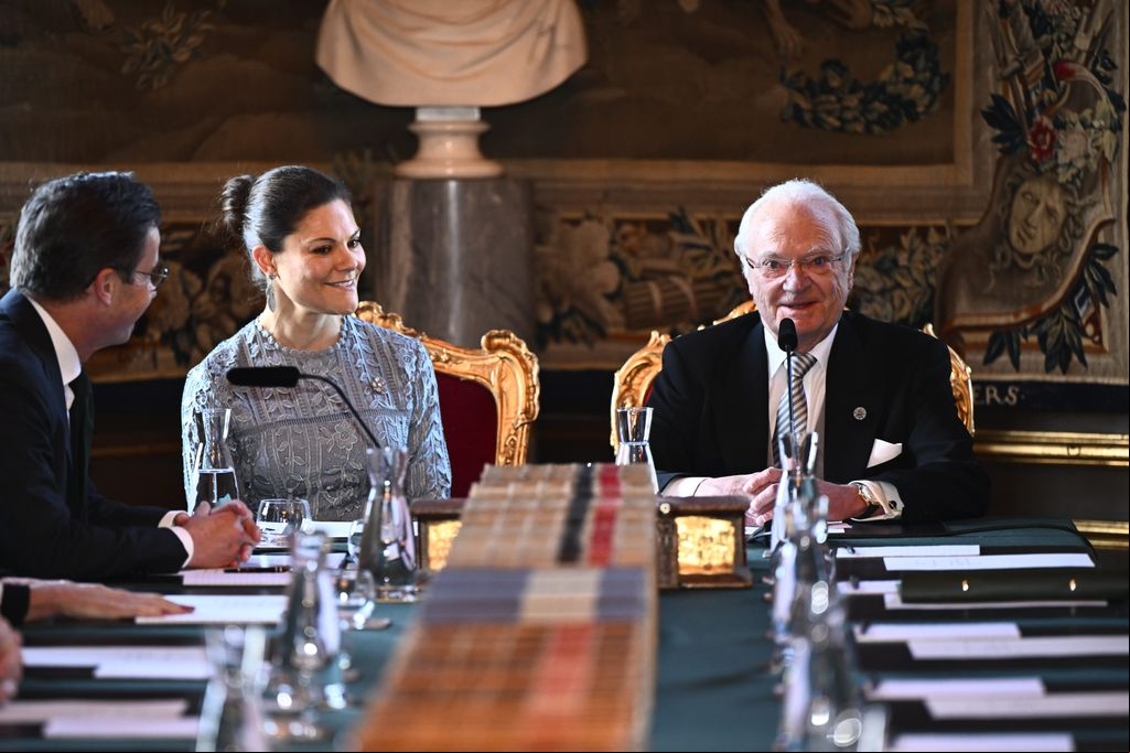 El rey Carlos Gustavo, acompañado de la princesa Victoria, en el momento en el que pronunció que su nueva nieta se llama Ines