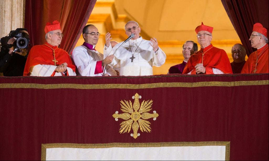 El papa Francisco sale al balcón de la Basílica de San Pedro del Vaticano tras ser nombrado sucesor de Benedicto XVI