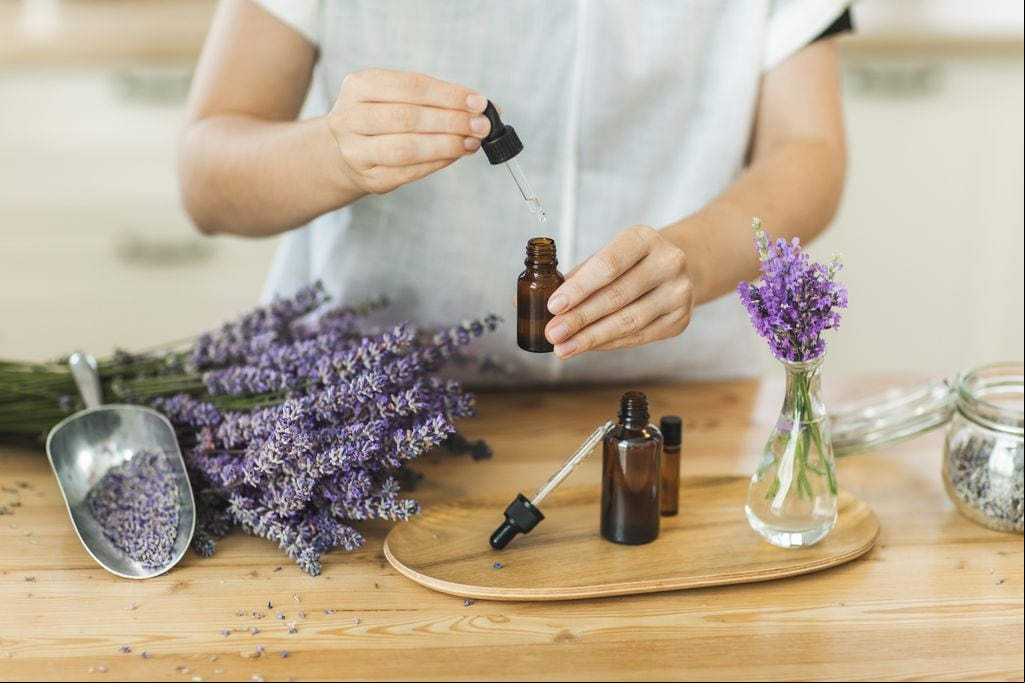 mujer con un aceite esencial de lavanda
