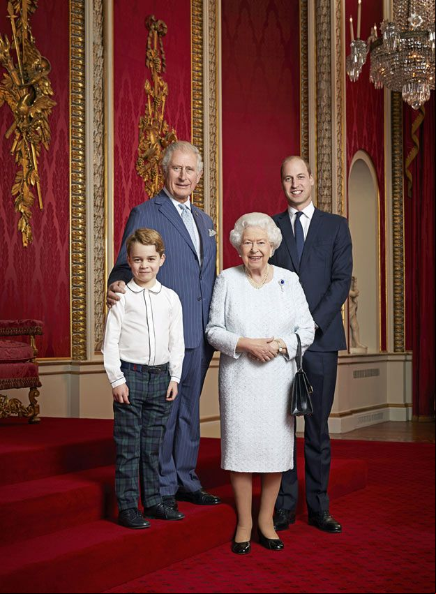 Reina Isabel II de Inglaterra, príncipe Carlos, príncipe Guillermo y príncipe George