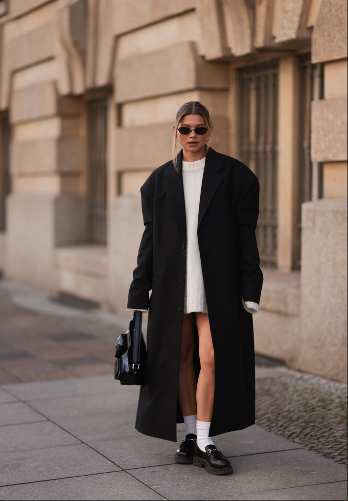 Sophia Geiss con look blanco y mocasines
