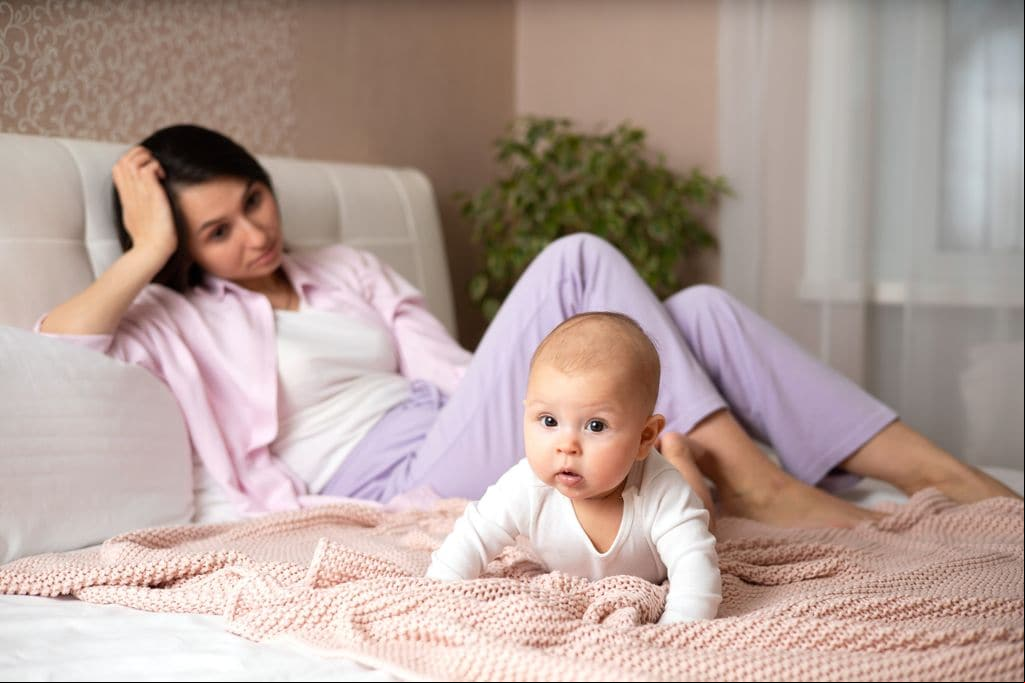 Mujer con psicosis puerperal mirando a su hijo