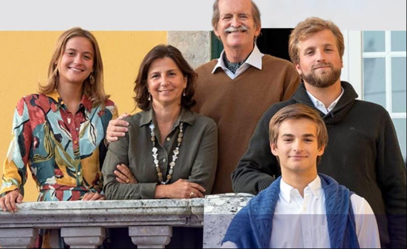 Los duques de Braganza con sus tres hijos