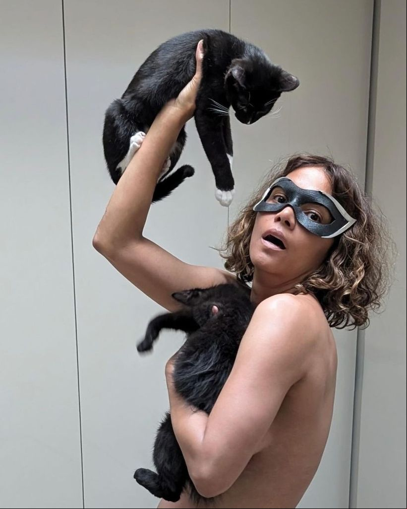Halle Berry celebra el 20 aniversario de Catwoman, julio 2024