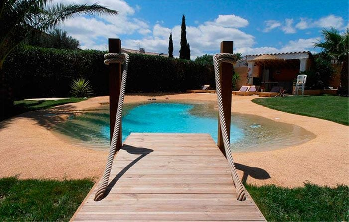 Pasarela de  a la piscina de arena