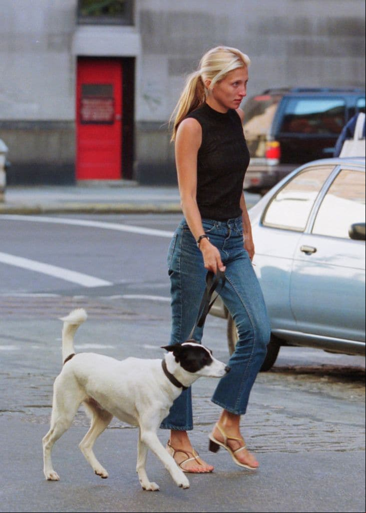 Carolyn Bessette paseando a su perro en 1996 tras llegar de su luna de miel