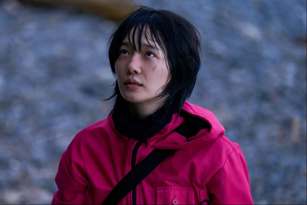 Kang No-eul (Park Gyu-young), la guardia de los juegos, parece estar inquieta ante algo de lo que va a suceder en esta tercera temporada