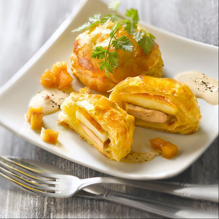 Hojaldres rellenos de manzana y foie con salsa a la pimienta