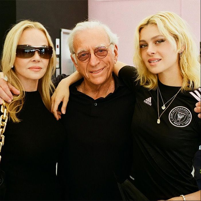 Nicola Peltz junto a sus padres