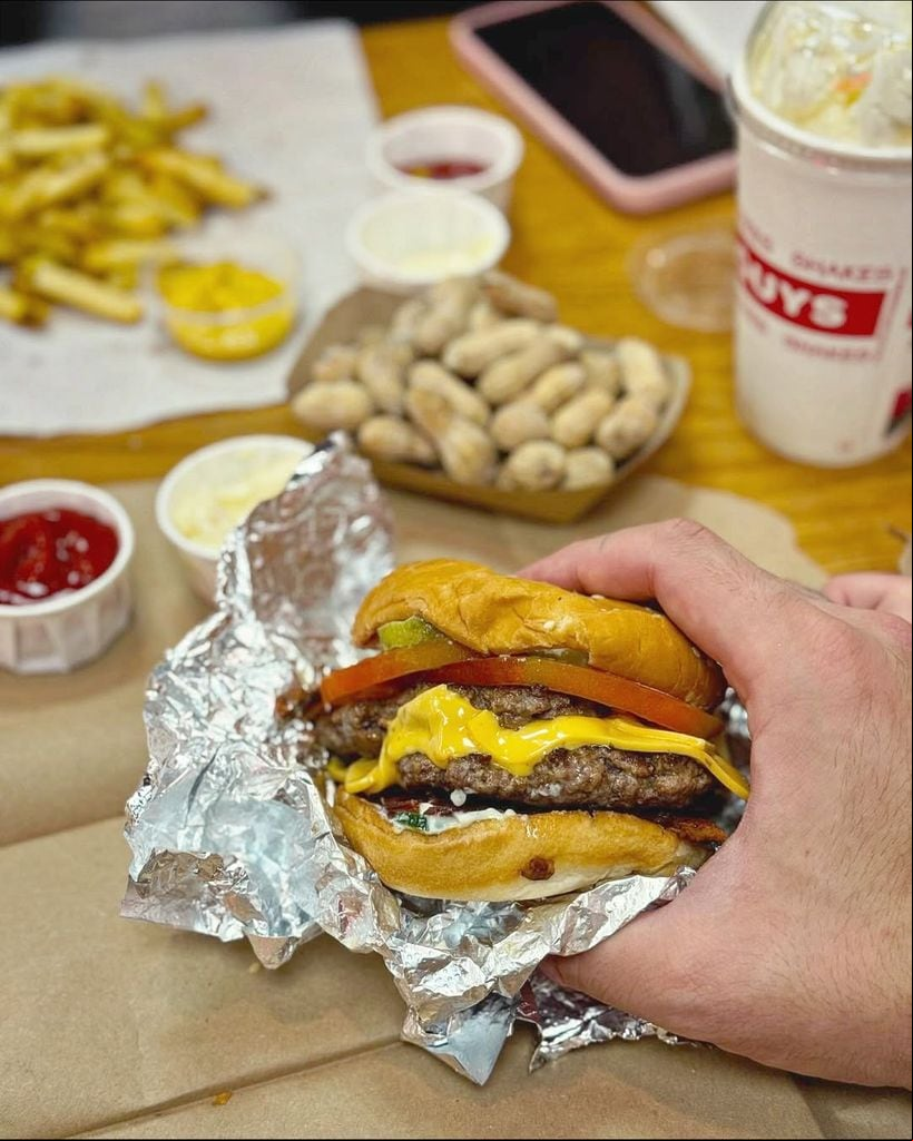 'Burgers', 'fries', cacahuetes y un batido, una de las propuestas imbatibles de Five Guys.