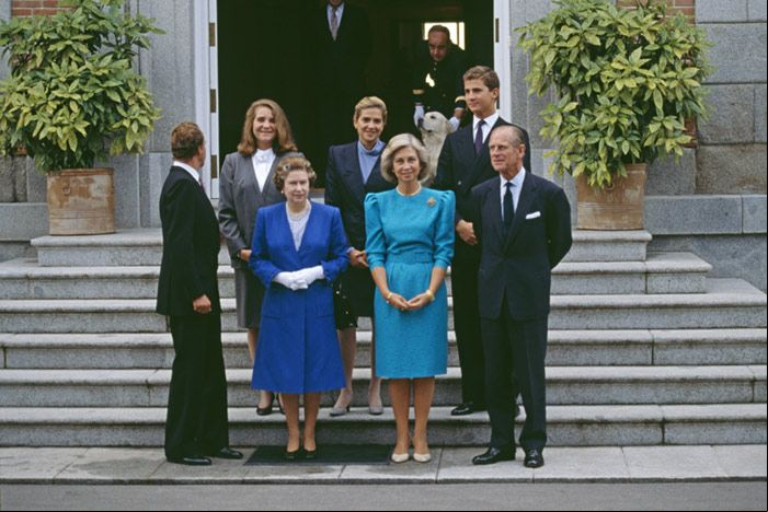 Isabel II y Felipe de Edimburgo con la Familia Real española