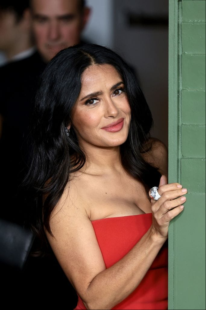 Salma Hayek con vestido rojo en Nueva York
