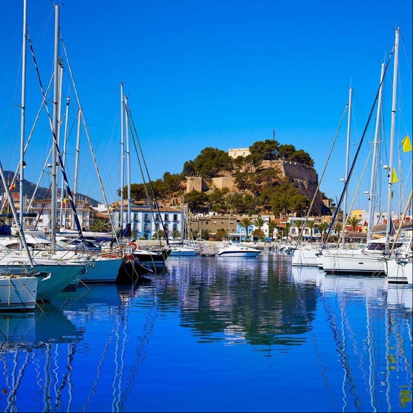 puerto deportivo y castillo de denia en la costa blanca alicantina