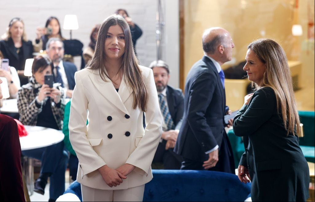 La infanta Sofía con traje blanco en su primer acto en solitario