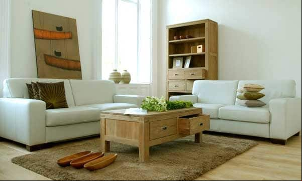 Antes de irte a la cama, haz los deberes: coloca los cojines del sofá, recoge la mesa de centro, dejar los mandos en su sitio... A la mañana siguiente, reinará el orden y la limpieza. Muebles de Canapés Seanroyale (seanroyale.com).
