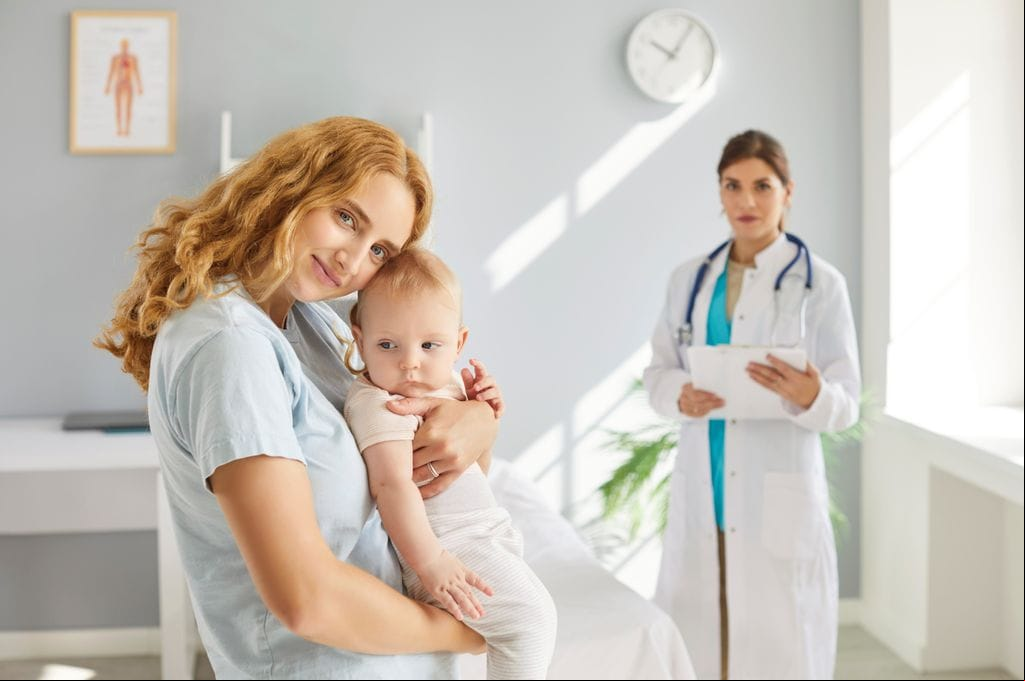 Madre con su bebé en la consulta del pediatra