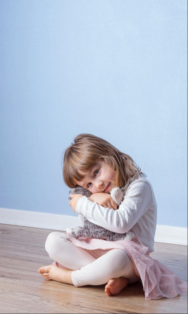 Niña con peluche