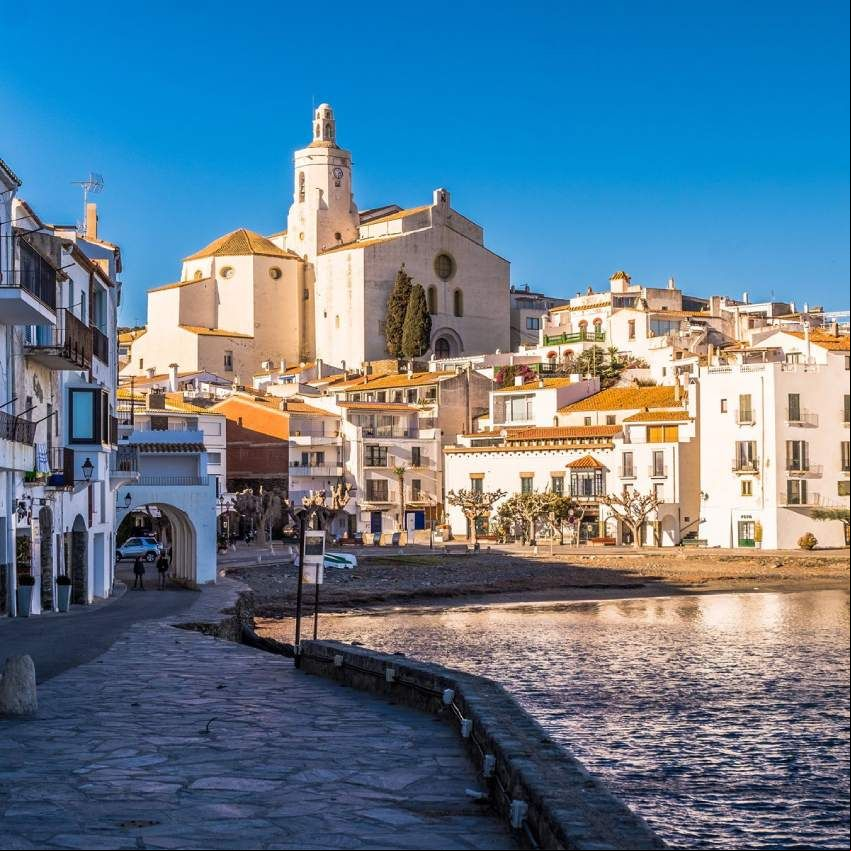 caserio sobre el que despunta la iglesia costa brava