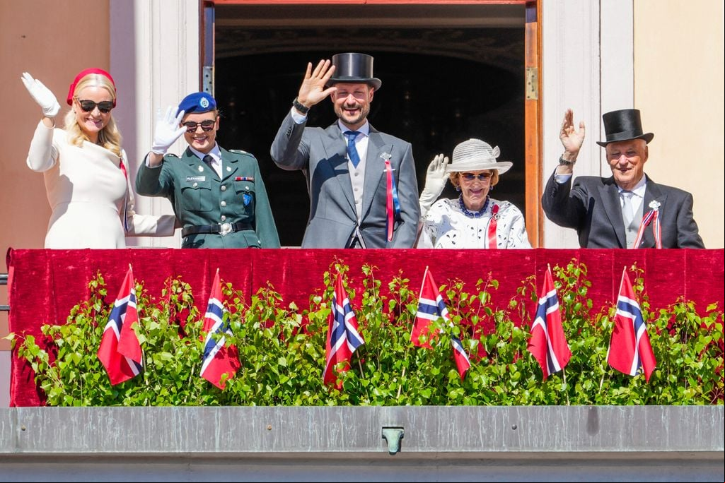 Los reyes Harald y Sonia de Noruega con Mette-Marit, Haakon y la princesa Ingrid