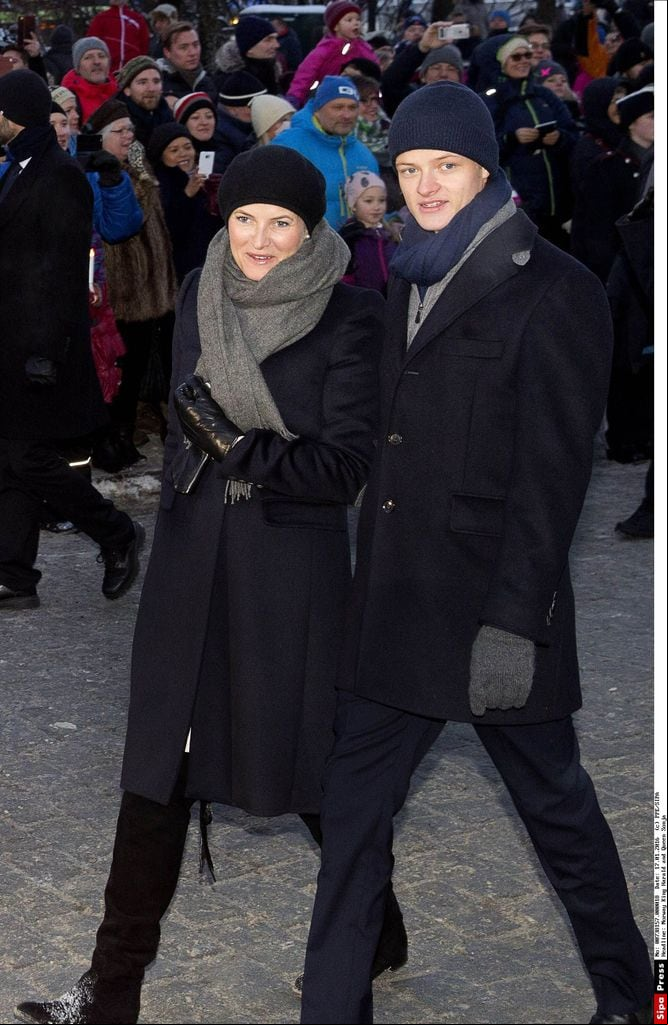 Marius Borg Hoiby con su madre, la princesa Mette-Marit de Noruega, durante un evento oficial relacionado con el 25 aniversario del reinado de Harald. Imagen tomada en el 2016.