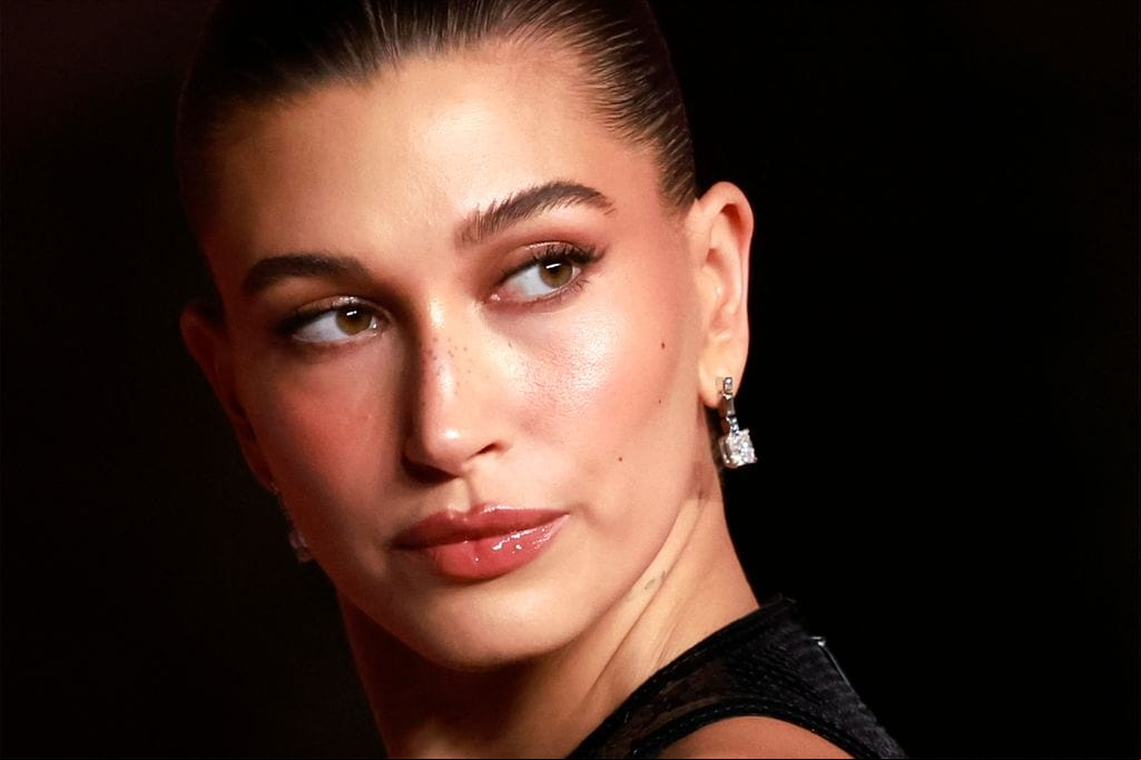 Primer plano de Hailey Bieber en los Oscar 2022