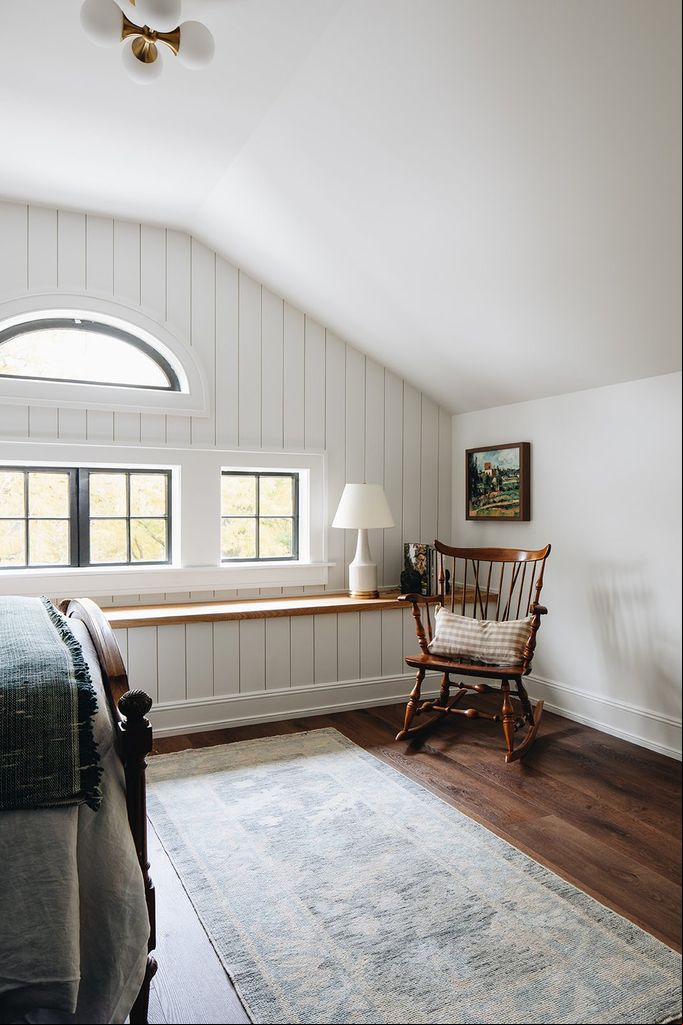 Dormitorio con pared de listones machihembrados