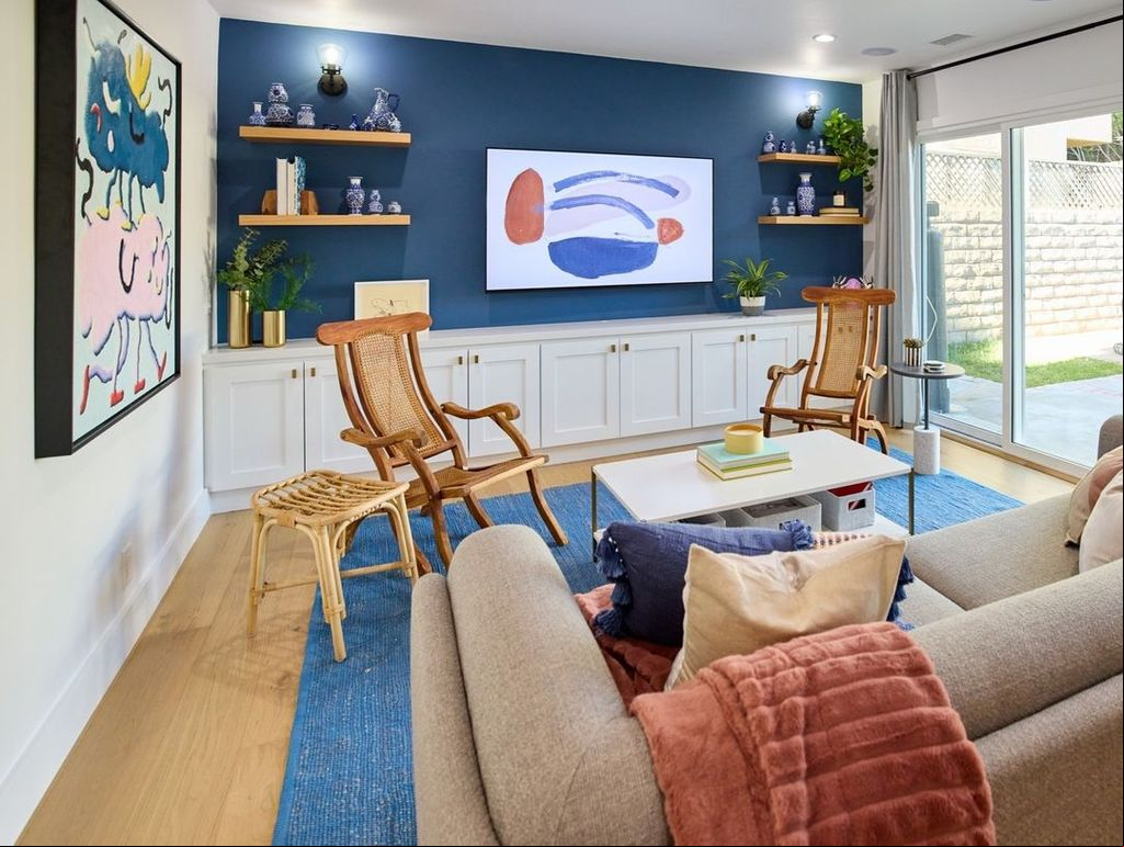 Salón con pared azul