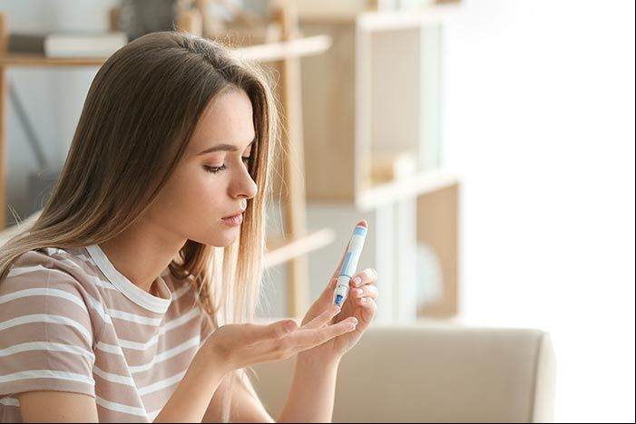 mujer midiendo cifras glucosa